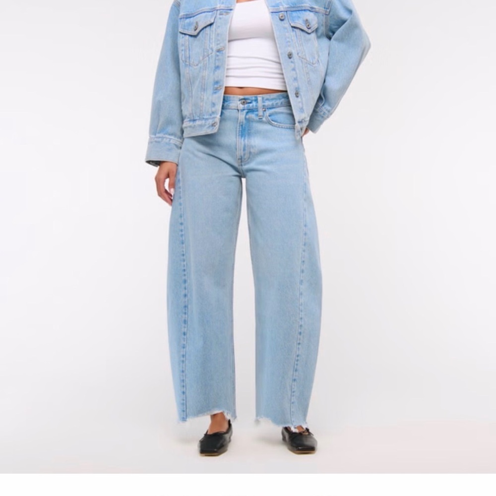 Abercrombie Light washed Mid rise Barrel
Out of stock online! 28